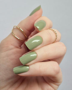 Olivgrüne UV-Nagelfolien mit glänzendem Finish auf langen Fingernägeln