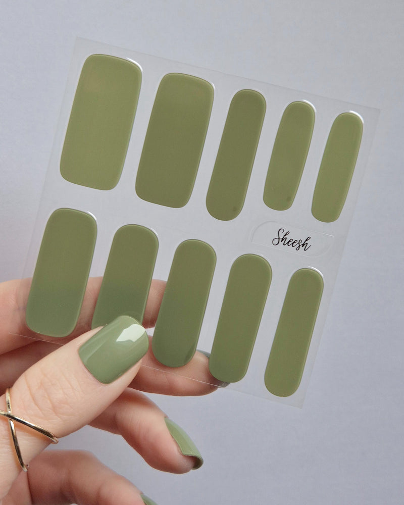 Olivgrüne UV-Nagelfolien mit glänzendem Finish auf langen Fingernägeln