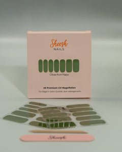 Sheesh UV-Nagelfolien Olives from Napa – Produktfoto der Verpackung mit Folienbogen, Feile und Holzstäbchen in Salonqualität.