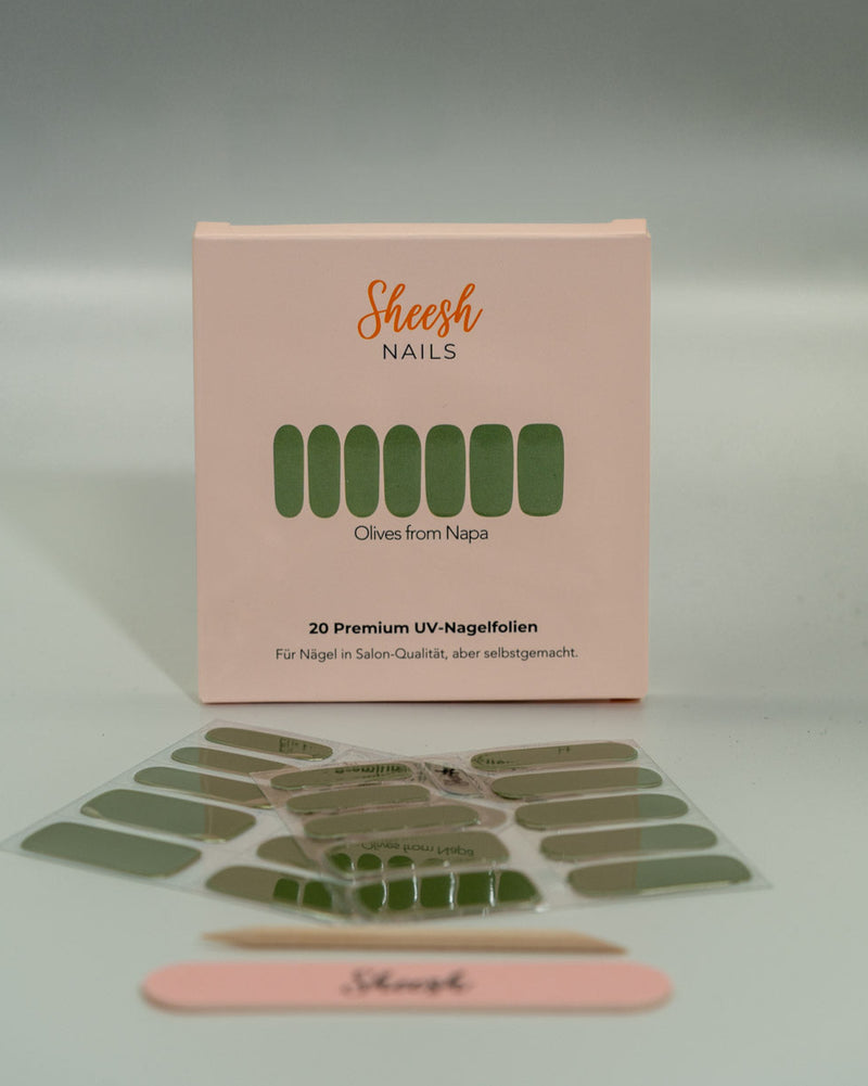 Sheesh UV-Nagelfolien Olives from Napa – Produktfoto der Verpackung mit Folienbogen, Feile und Holzstäbchen in Salonqualität.