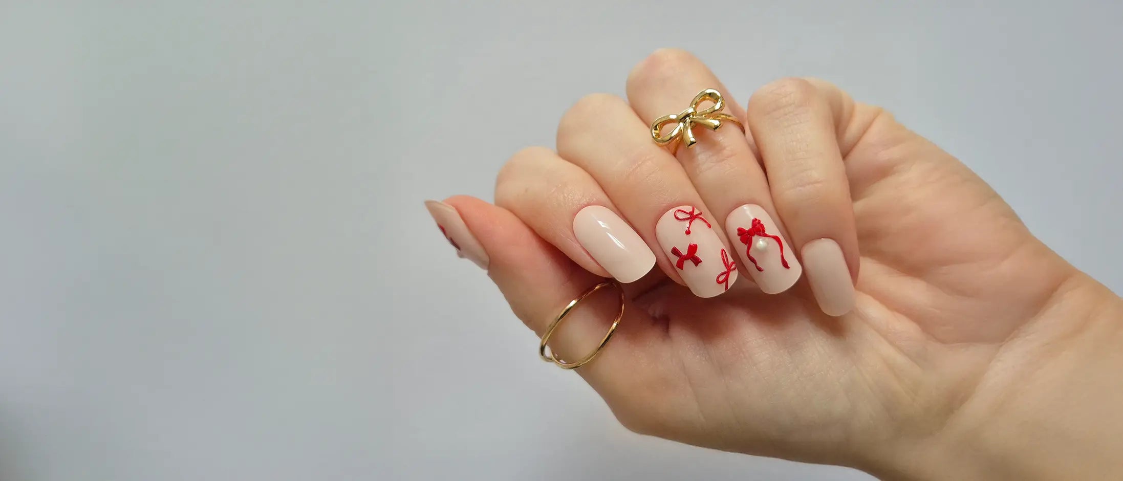 Sheesh Nails UV-Nagelfolien in zartem Nude mit roten Schleifen-Details. Hochwertige selbstklebende UV-Folien für Nägel, die unter UV-Licht ausgehärtet werden. Elegantes und festliches Nageldesign mit feinen 3D-Schleifen – ideal für Weihnachten, Valentinstag oder romantische Looks. Perfekt haftende Gel-Nail-Folien für glänzende, langanhaltende Maniküre.