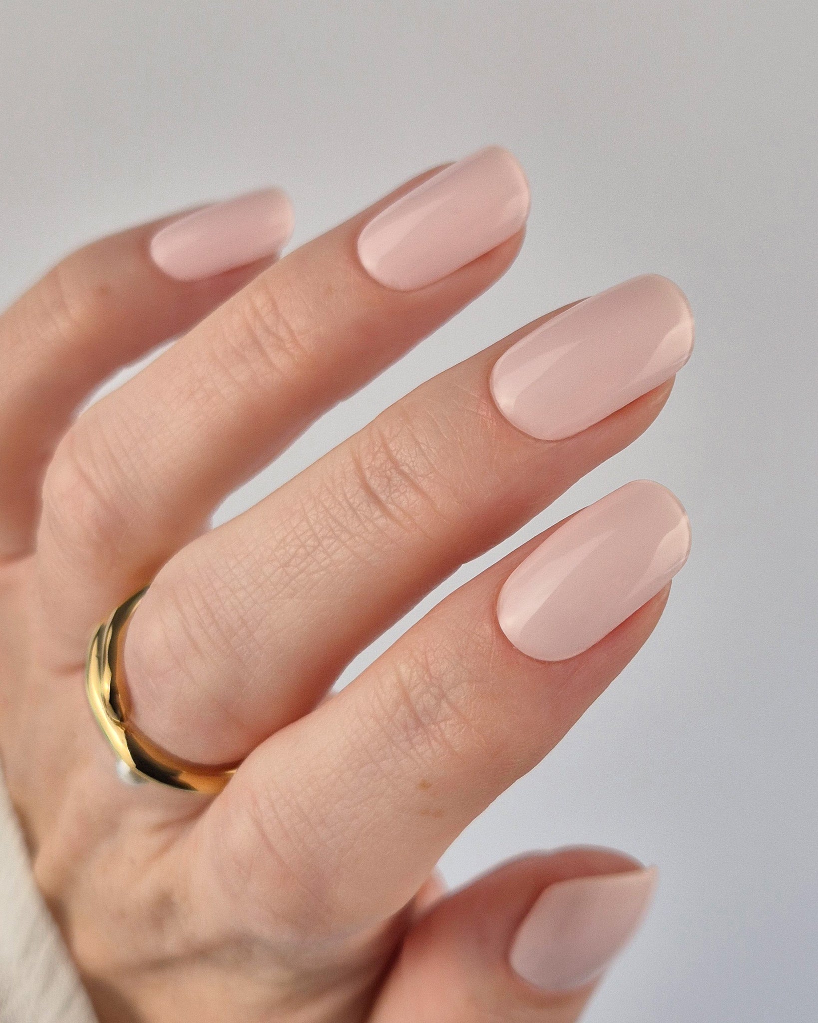 Sheesh Nails – Pale Bum – zartrosafarbene Nagelfolien mit cremigem, seidenmattem Finish. Perfekte Passform und langanhaltender Halt für elegante, natürliche Maniküren mit sanfter, femininer Ausstrahlung.