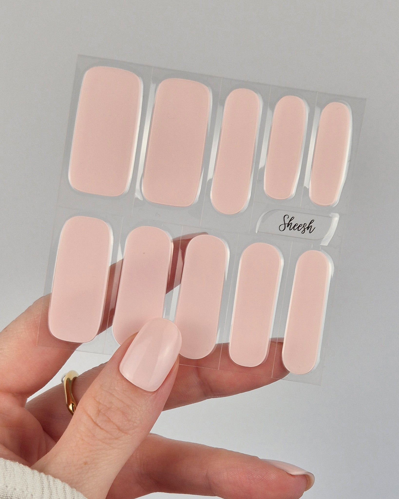Sheesh Nails – Pale Bum – zartrosafarbene Nagelfolien mit cremigem, seidenmattem Finish. Perfekte Passform und langanhaltender Halt für elegante, natürliche Maniküren mit sanfter, femininer Ausstrahlung.