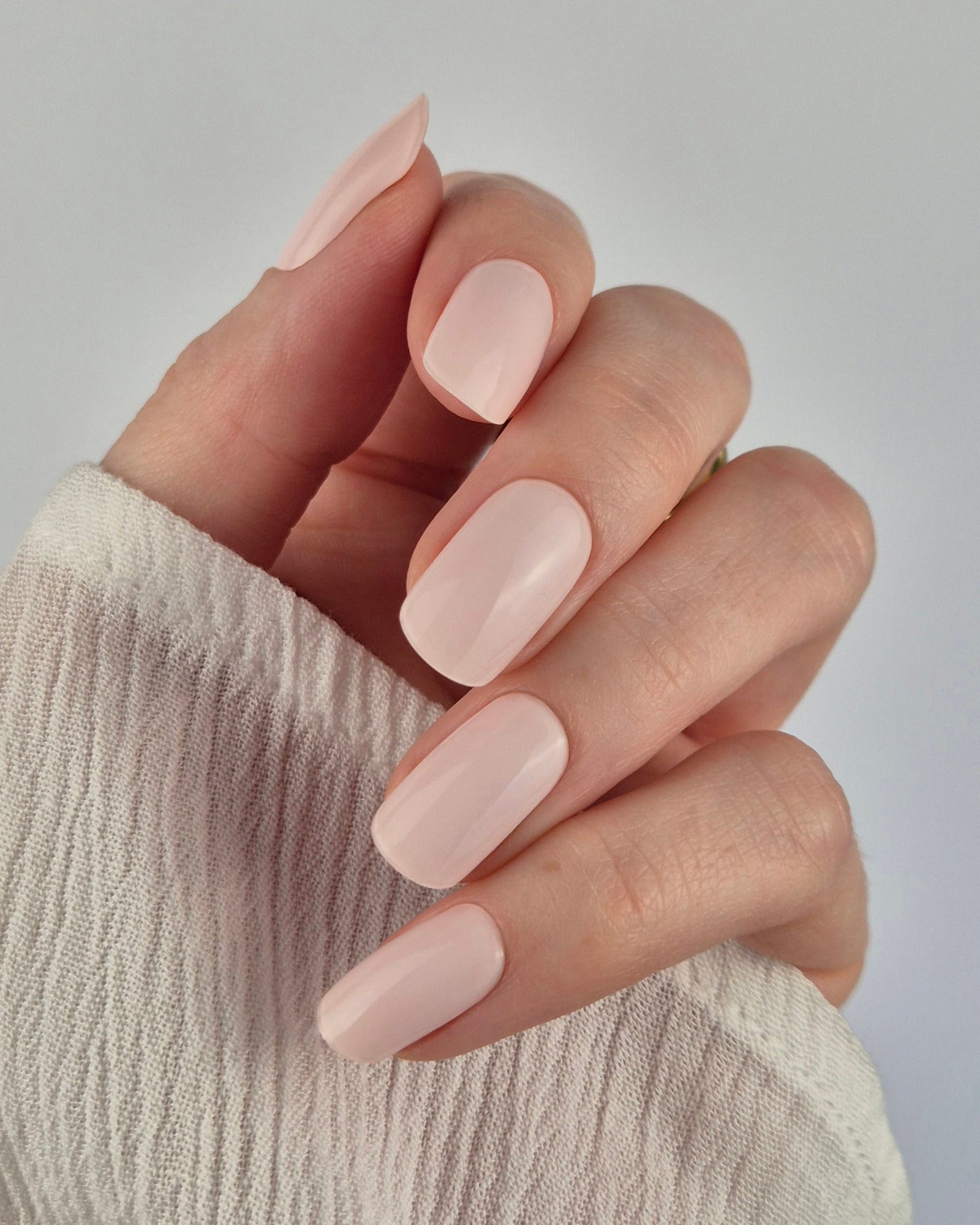Sheesh Nails – Pale Bum – zartrosafarbene Nagelfolien mit cremigem, seidenmattem Finish. Perfekte Passform und langanhaltender Halt für elegante, natürliche Maniküren mit sanfter, femininer Ausstrahlung.
