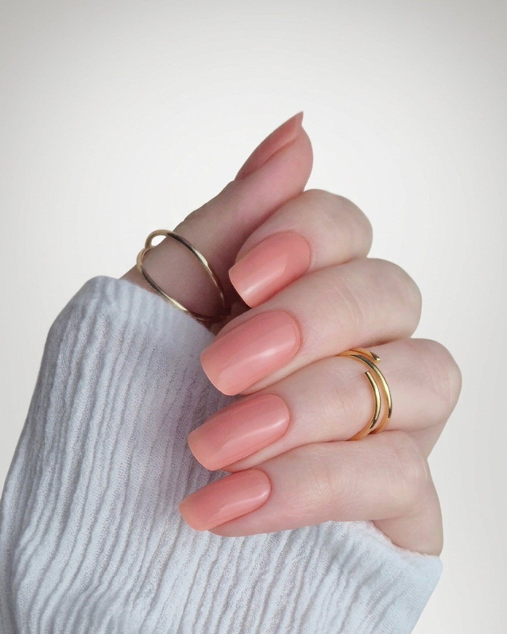 Nagelfolie in zartem Pfirsichton mit glänzendem Finish auf natürlichem Nagel