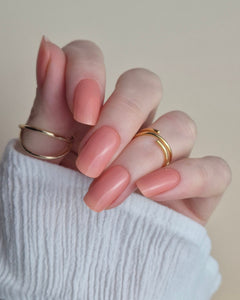 Nagelfolie in zartem Pfirsichton mit glänzendem Finish auf natürlichem Nagel
