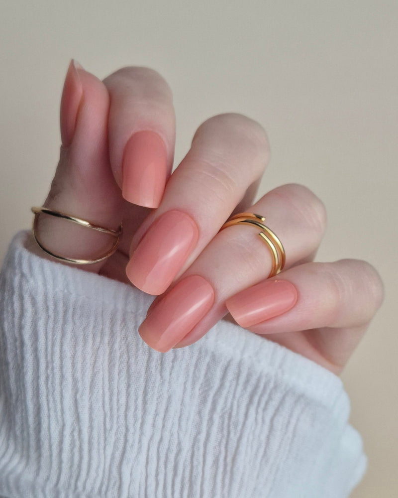 Nagelfolie in zartem Pfirsichton mit glänzendem Finish auf natürlichem Nagel