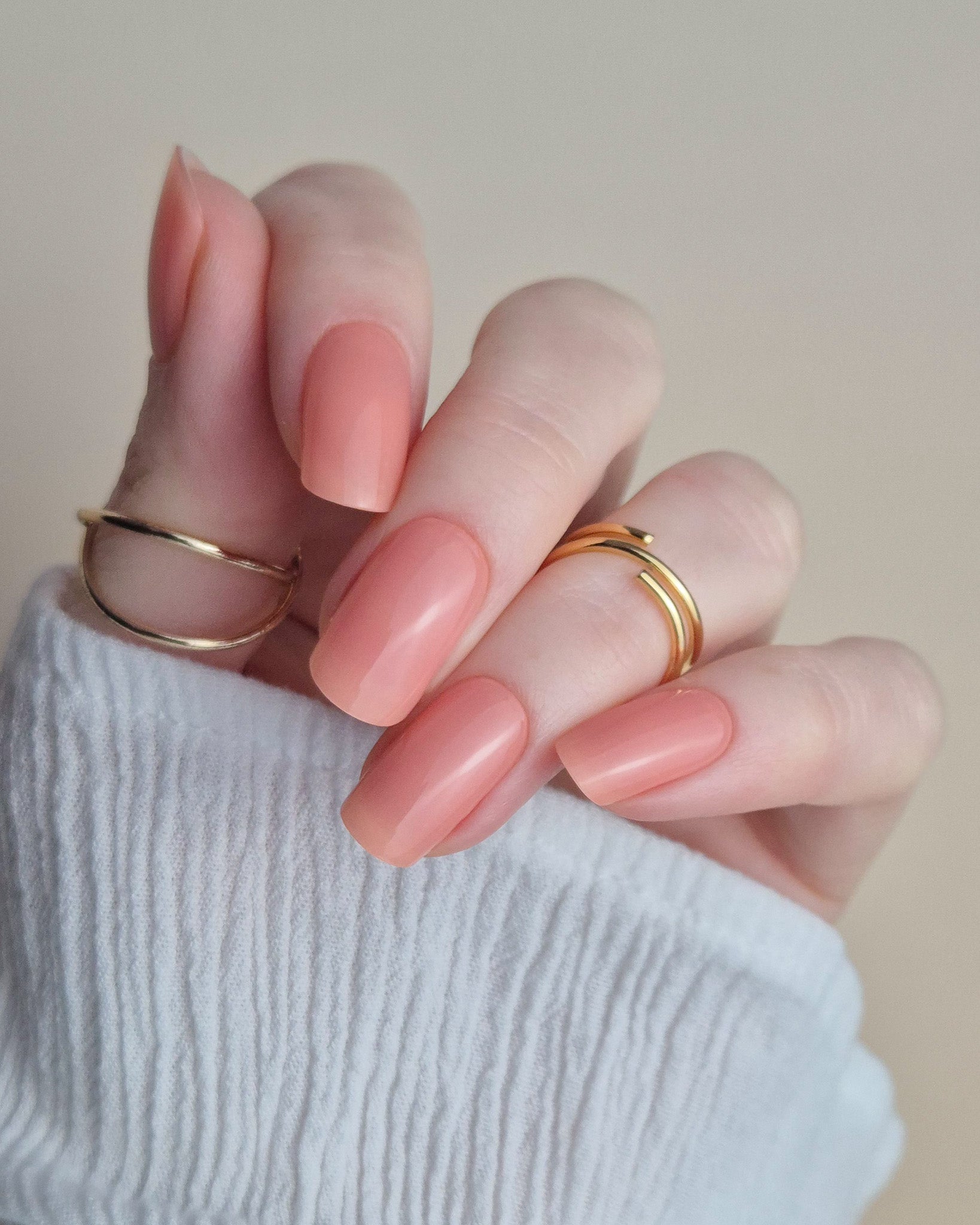 Nagelfolie in zartem Pfirsichton mit glänzendem Finish auf natürlichem 
