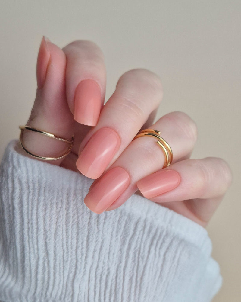 Nagelfolie in zartem Pfirsichton mit glänzendem Finish auf natürlichem 