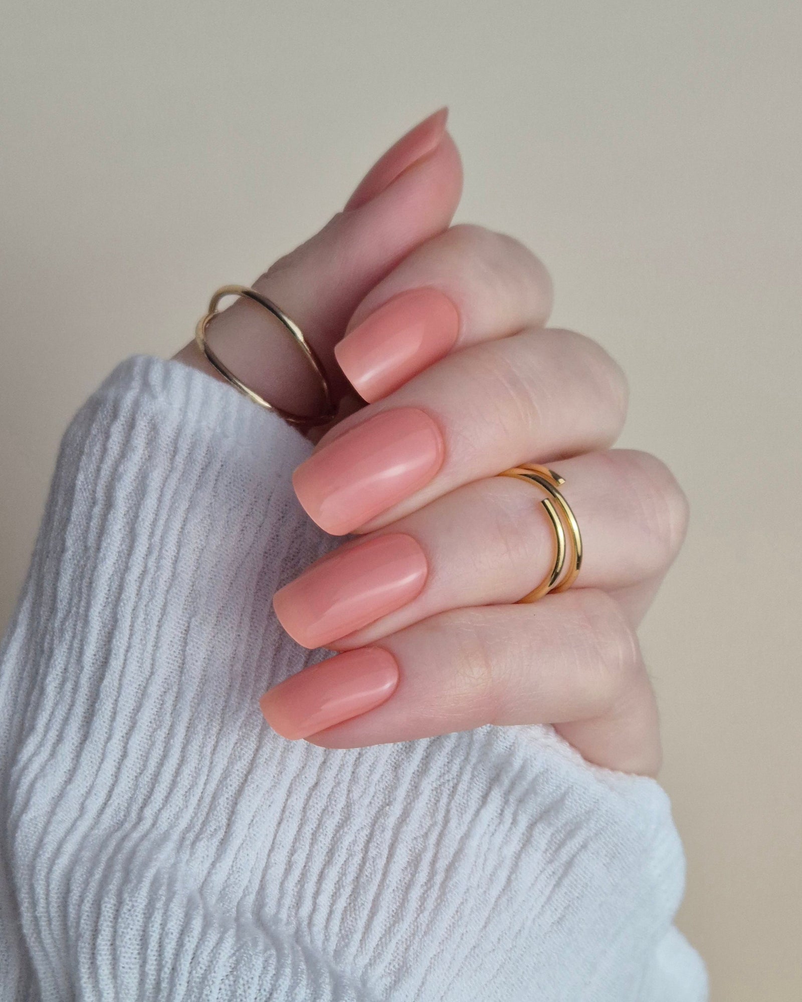 Nagelfolie in zartem Pfirsichton mit glänzendem Finish auf natürlichem Nagel