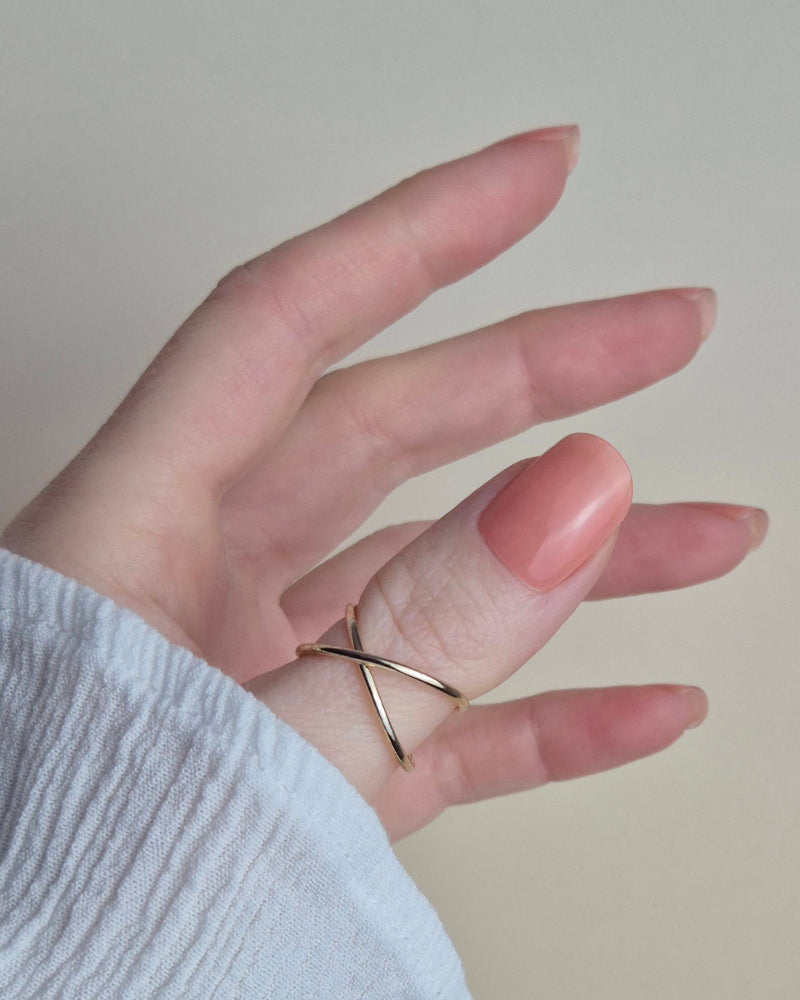 Nagelfolie in zartem Pfirsichton mit glänzendem Finish auf natürlichem Nagel