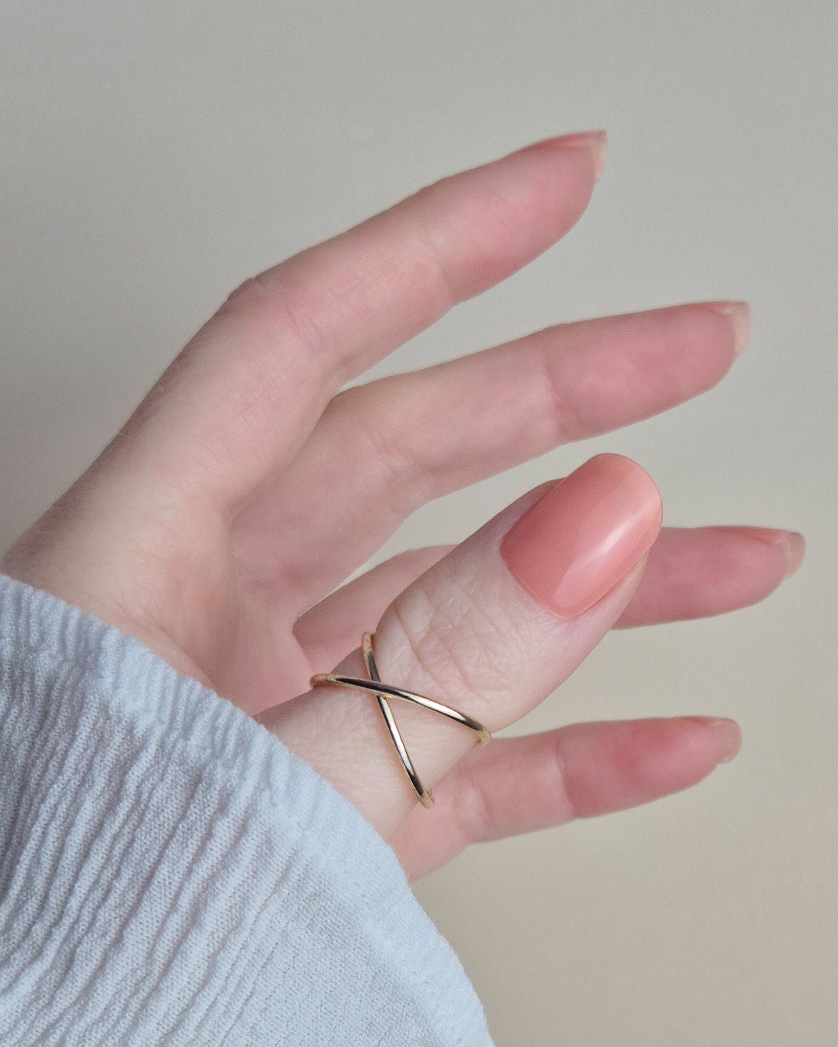 Nagelfolie in zartem Pfirsichton mit glänzendem Finish auf natürlichem 