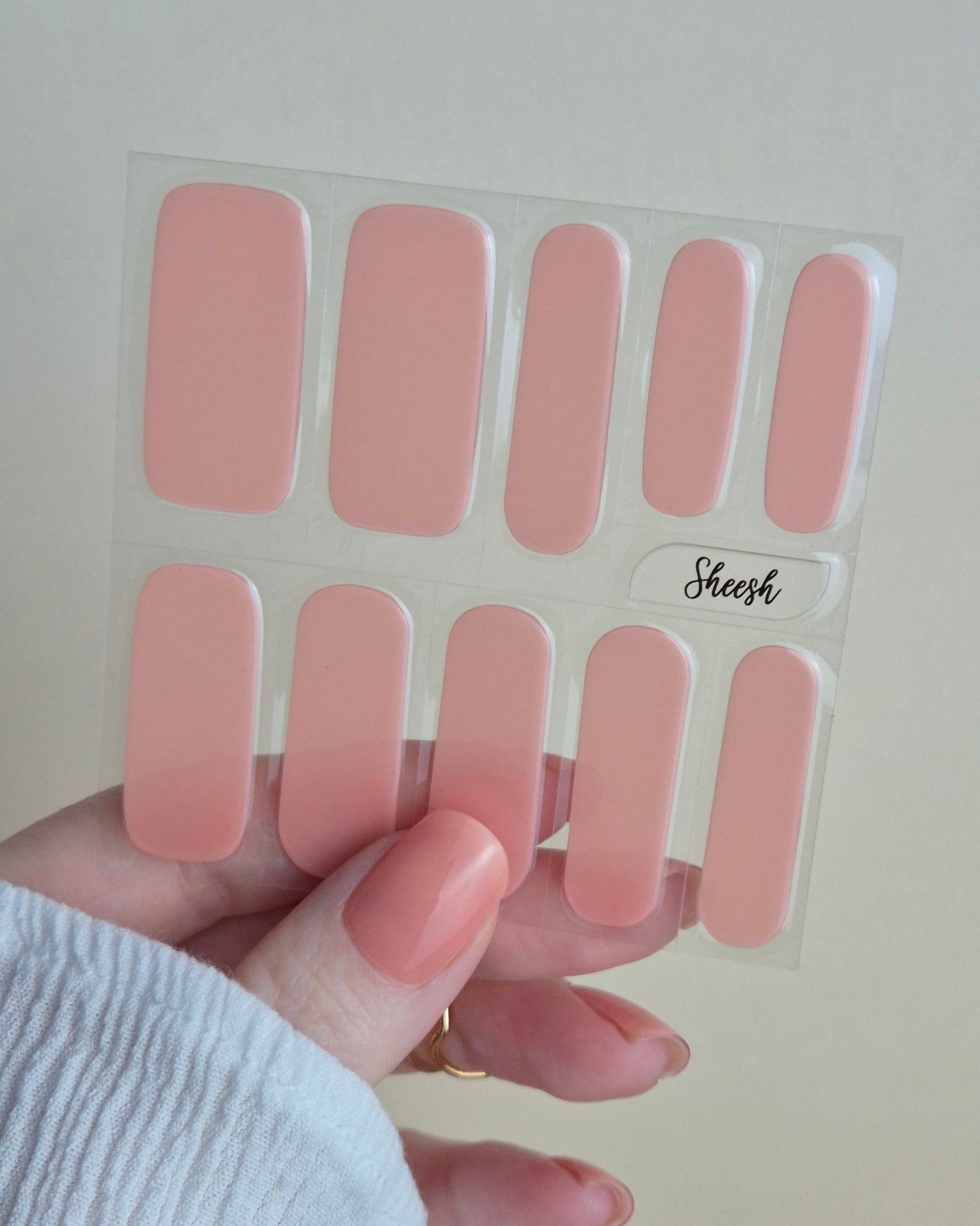 Nagelfolie in zartem Pfirsichton mit glänzendem Finish auf natürlichem Nagel