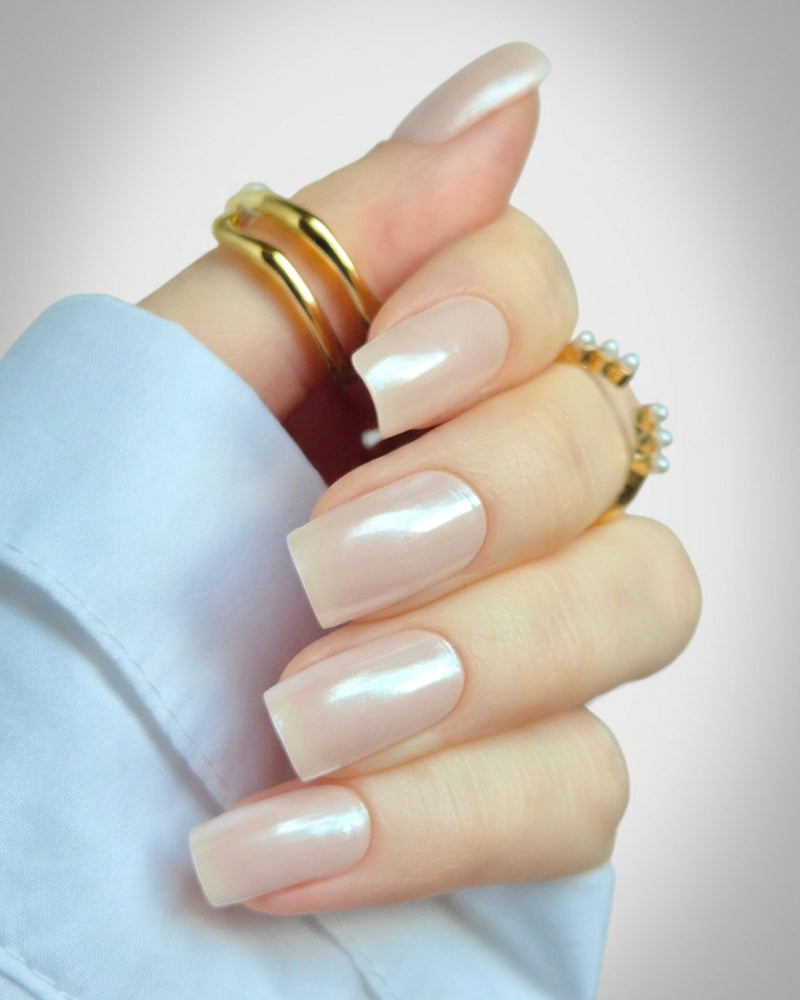 Sheesh Nails – Pearl Diver – zart schimmernde, perlmuttfarbene Nagelfolien mit edlem Glanz und eleganter Transparenz. Perfekte Passform und langlebiger Halt für gepflegte, feminine Nägel im dezenten Stil. Ideal für Hochzeiten, Business-Looks und elegante Alltagsmomente mit luxuriöser Ausstrahlung.