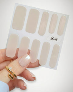 Sheesh Nails – Pearl Diver – zart schimmernde, perlmuttfarbene Nagelfolien mit edlem Glanz und eleganter Transparenz. Perfekte Passform und langlebiger Halt für gepflegte, feminine Nägel im dezenten Stil. Ideal für Hochzeiten, Business-Looks und elegante Alltagsmomente mit luxuriöser Ausstrahlung.