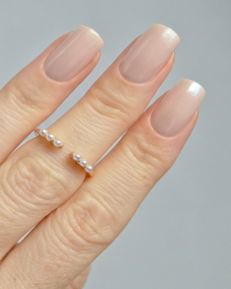 Sheesh Nails – Pearl Diver – zart schimmernde, perlmuttfarbene Nagelfolien mit edlem Glanz und eleganter Transparenz. Perfekte Passform und langlebiger Halt für gepflegte, feminine Nägel im dezenten Stil. Ideal für Hochzeiten, Business-Looks und elegante Alltagsmomente mit luxuriöser Ausstrahlung.