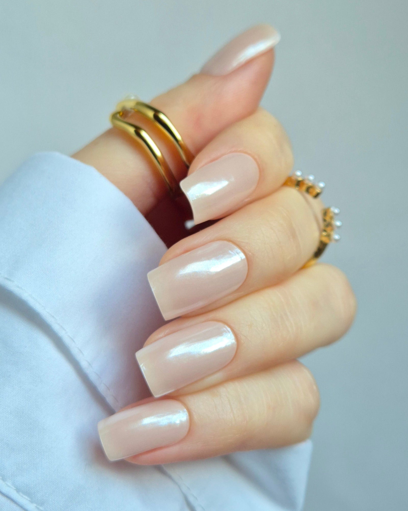 Sheesh Nails – Pearl Diver – zart schimmernde, perlmuttfarbene Nagelfolien mit edlem Glanz und eleganter Transparenz. Perfekte Passform und langlebiger Halt für gepflegte, feminine Nägel im dezenten Stil. Ideal für Hochzeiten, Business-Looks und elegante Alltagsmomente mit luxuriöser Ausstrahlung.