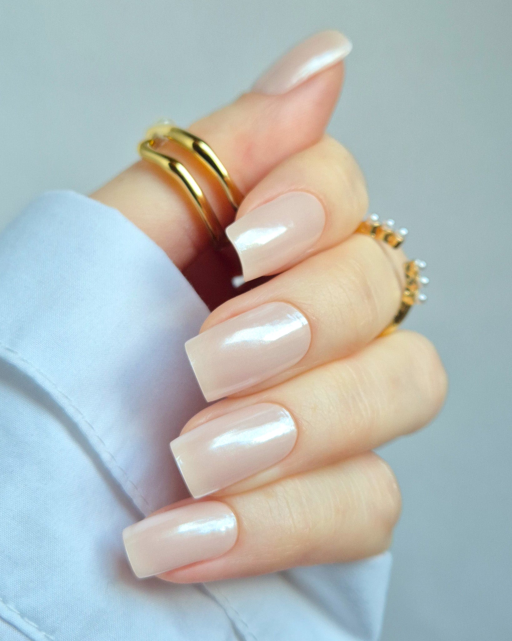 Sheesh Nails – Pearl Diver – zart schimmernde, perlmuttfarbene Nagelfolien mit edlem Glanz und eleganter Transparenz. Perfekte Passform und langlebiger Halt für gepflegte, feminine Nägel im dezenten Stil. Ideal für Hochzeiten, Business-Looks und elegante Alltagsmomente mit luxuriöser Ausstrahlung.