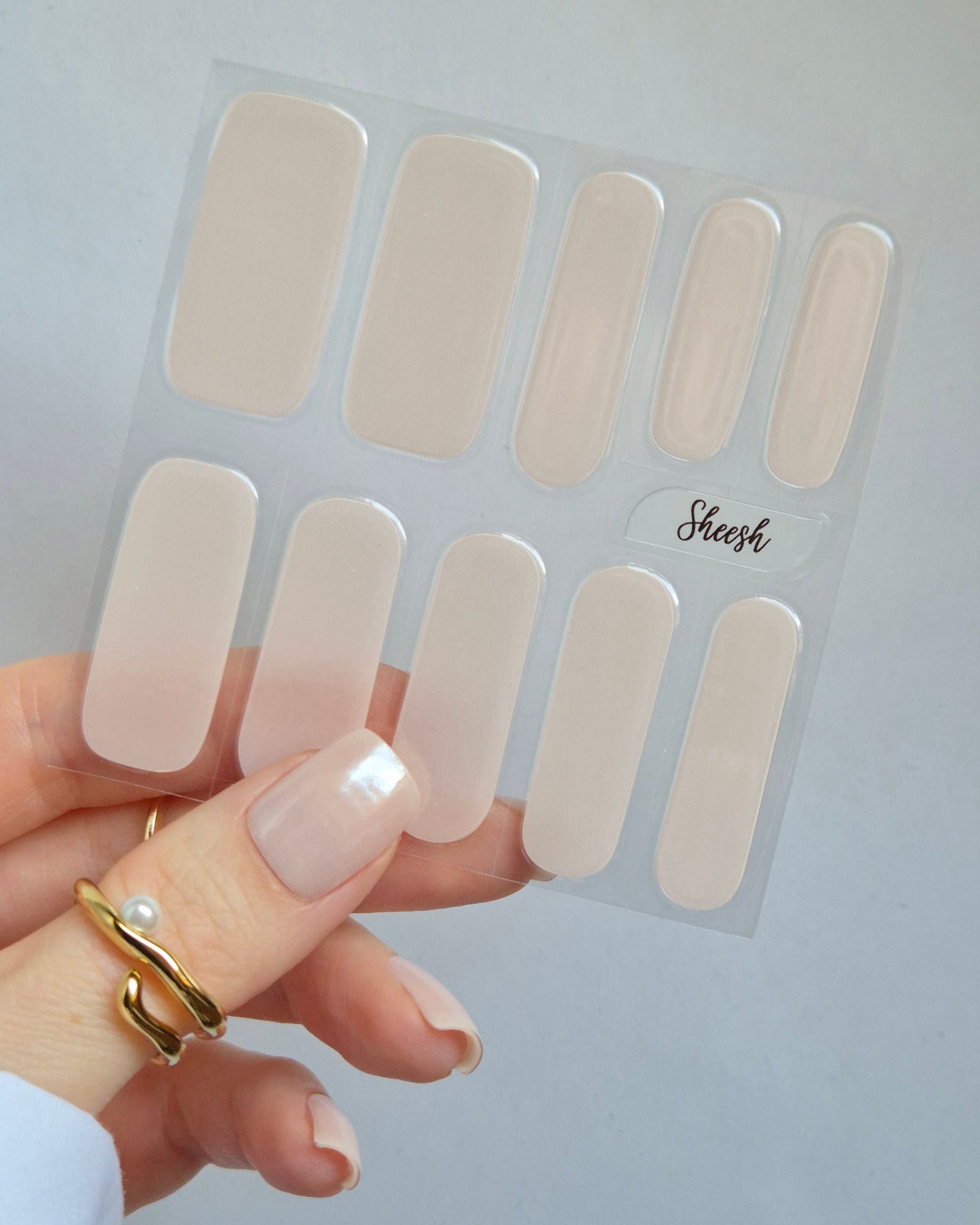 Sheesh Nails – Pearl Diver – zart schimmernde, perlmuttfarbene Nagelfolien mit edlem Glanz und eleganter Transparenz. Perfekte Passform und langlebiger Halt für gepflegte, feminine Nägel im dezenten Stil. Ideal für Hochzeiten, Business-Looks und elegante Alltagsmomente mit luxuriöser Ausstrahlung.