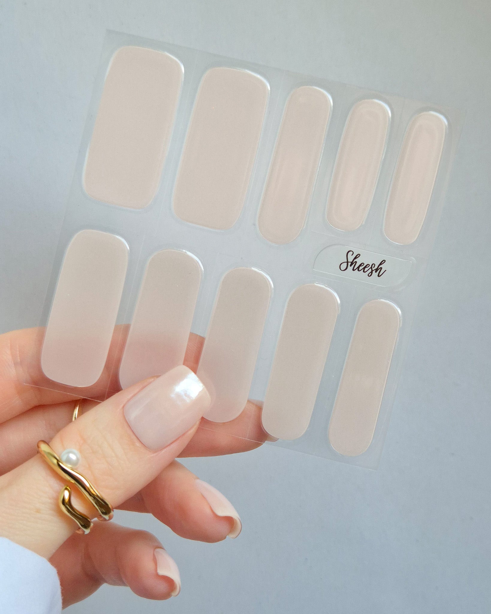 Sheesh Nails – Pearl Diver – zart schimmernde, perlmuttfarbene Nagelfolien mit edlem Glanz und eleganter Transparenz. Perfekte Passform und langlebiger Halt für gepflegte, feminine Nägel im dezenten Stil. Ideal für Hochzeiten, Business-Looks und elegante Alltagsmomente mit luxuriöser Ausstrahlung.