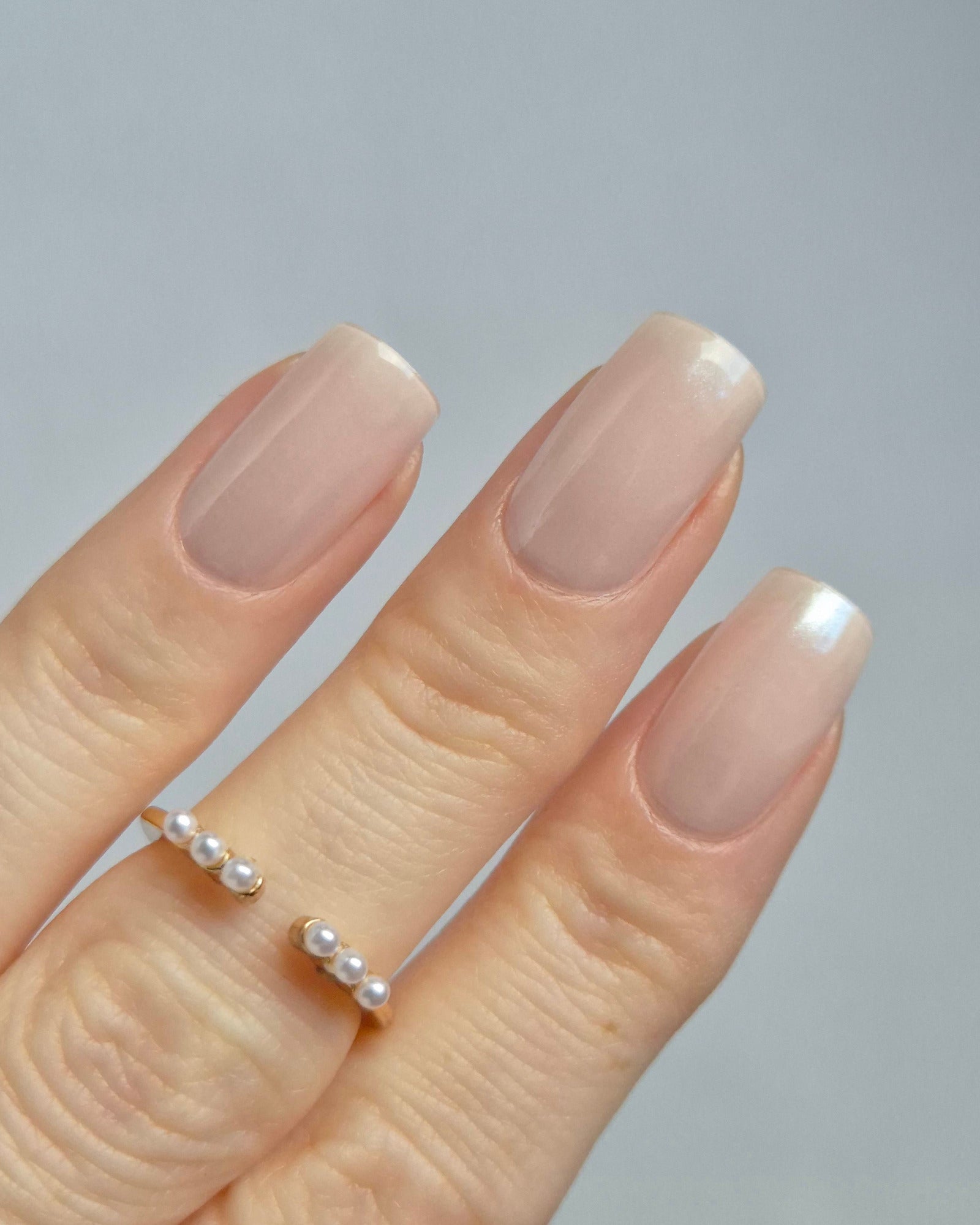 Sheesh Nails – Pearl Diver – zart schimmernde, perlmuttfarbene Nagelfolien mit edlem Glanz und eleganter Transparenz. Perfekte Passform und langlebiger Halt für gepflegte, feminine Nägel im dezenten Stil. Ideal für Hochzeiten, Business-Looks und elegante Alltagsmomente mit luxuriöser Ausstrahlung.