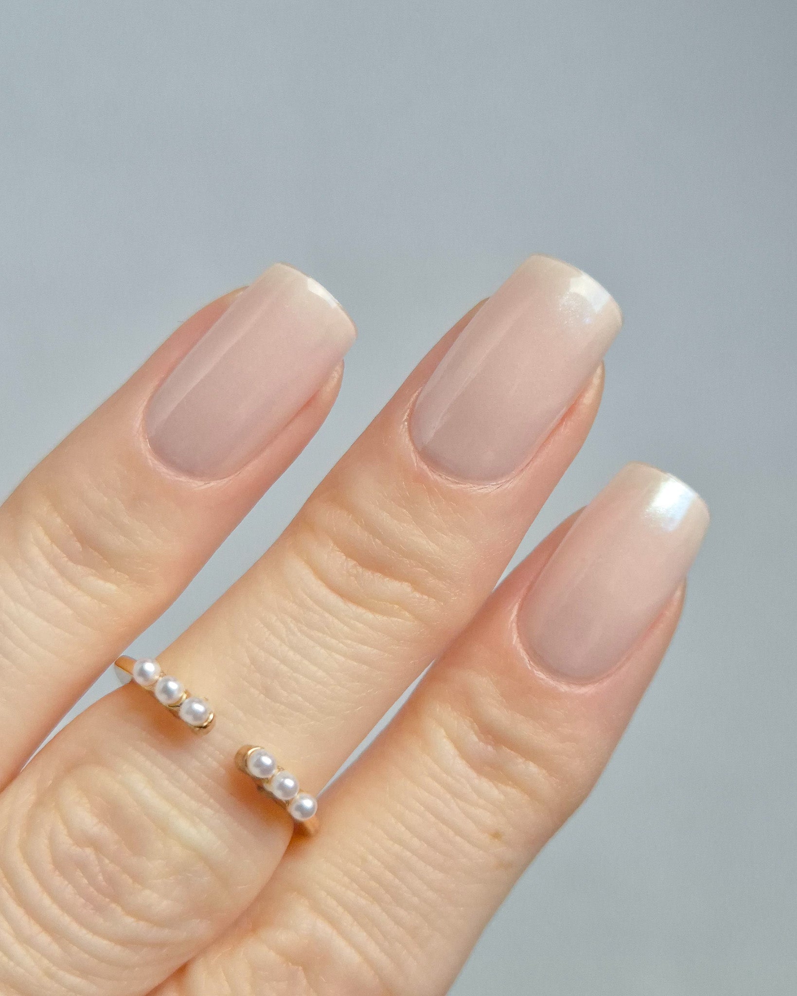 Sheesh Nails – Pearl Diver – zart schimmernde, perlmuttfarbene Nagelfolien mit edlem Glanz und eleganter Transparenz. Perfekte Passform und langlebiger Halt für gepflegte, feminine Nägel im dezenten Stil. Ideal für Hochzeiten, Business-Looks und elegante Alltagsmomente mit luxuriöser Ausstrahlung.