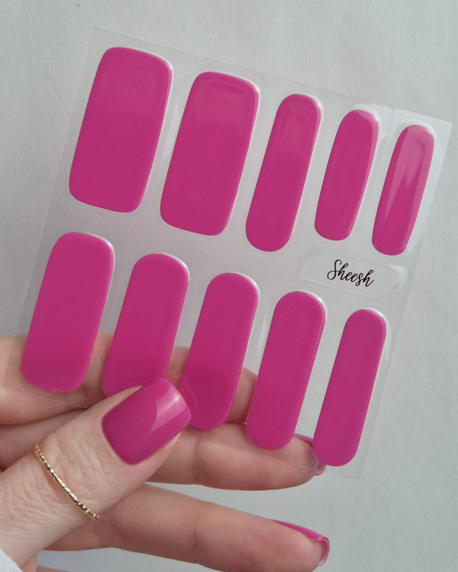 Sheesh Nails – Pool Party – kräftig pinke Nagelfolien mit hochglänzendem Finish, sommerlich-lebendiger Look für auffällige, gepflegte Maniküre. Perfekte Passform und brillanter Glanz für moderne Nailart mit frischer Ausstrahlung.