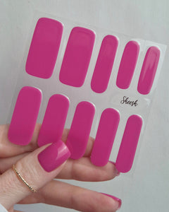 Sheesh Nails – Pool Party – kräftig pinke Nagelfolien mit hochglänzendem Finish, sommerlich-lebendiger Look für auffällige, gepflegte Maniküre. Perfekte Passform und brillanter Glanz für moderne Nailart mit frischer Ausstrahlung.