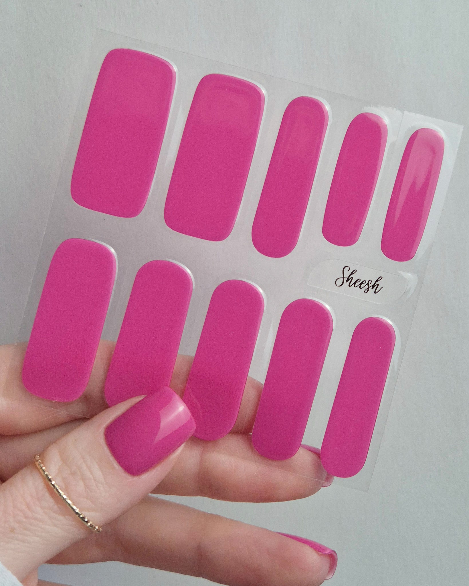 Sheesh Nails – Pool Party – leuchtend pinke Nagelfolien mit hochglänzendem Finish, auffälliger Sommer-Look für trendige Maniküren. Perfekte Passform und langanhaltender Glanz für gepflegte Nägel mit fröhlicher, moderner Ausstrahlung.