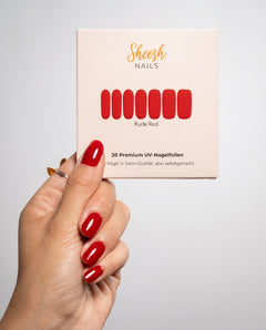 SHEESH Nails Red Nude UV-Nagelfolien Verpackung mit roter Maniküre in der Hand