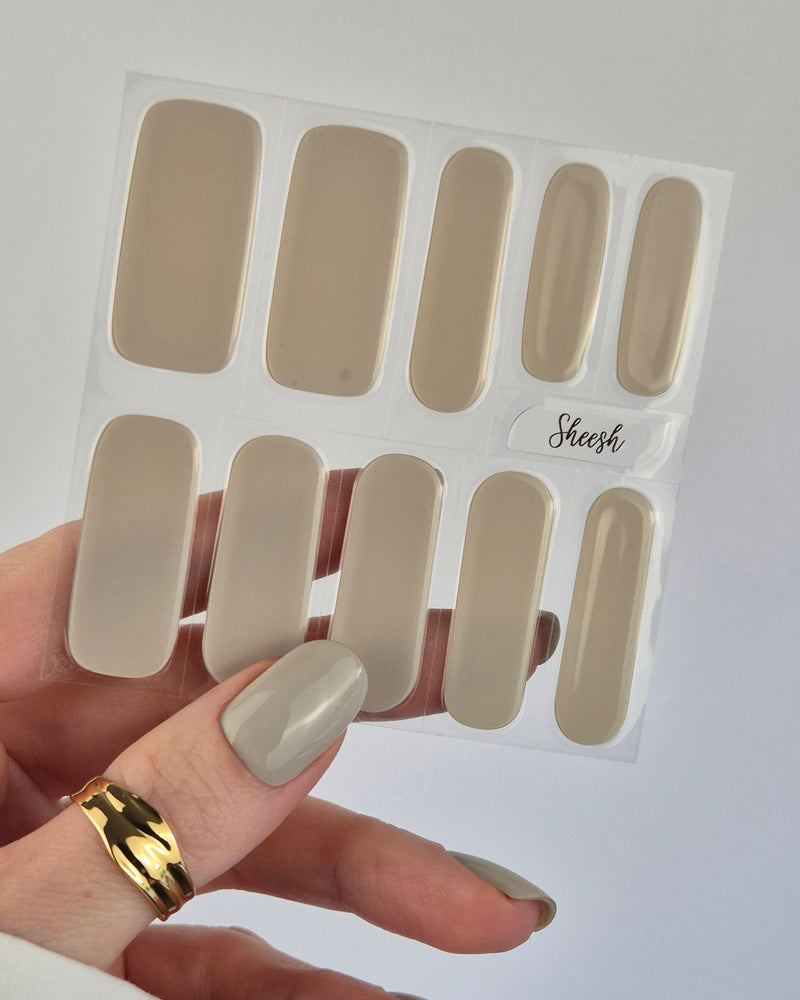 Sheesh Nails – Rocky Beach – sanft sandfarbene Nagelfolien mit cremigem Finish und minimalistischer Eleganz. Perfekte Passform und langanhaltender Halt für gepflegte, natürliche Maniküren im modernen Nude-Look.