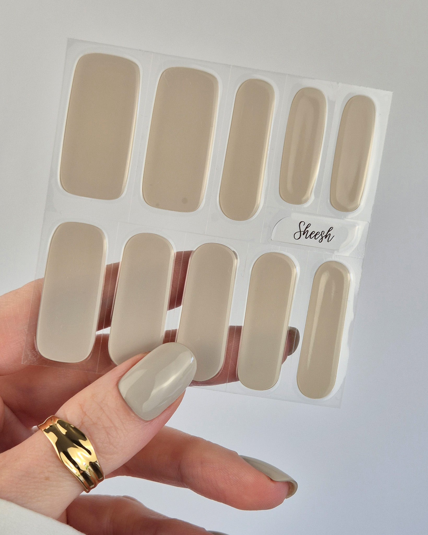 Sheesh Nails – Rocky Beach – sanft sandfarbene Nagelfolien mit cremigem Finish und minimalistischer Eleganz. Perfekte Passform und langanhaltender Halt für gepflegte, natürliche Maniküren im modernen Nude-Look.