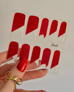 Rote Glitzer-Nagelfolien mit weißen Santa-Details – festliches Nail-Design für Weihnachten, inspiriert vom klassischen Santa-Look. Perfekt für Glitzerfans und Weihnachtsloverinnen.