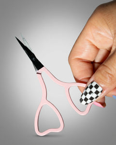 Feine Sheesh Nails Nagelschere in elegantem Rosa mit ergonomisch geformten Griffen in Herzform. Ideal zum präzisen Kürzen von Nagelfolien, Cuticles und Feinarbeiten bei Maniküre und Pediküre. Die handliche Schere überzeugt durch hochwertige Verarbeitung, präzise Schneiden und ein modernes Beauty-Design – perfekt für den professionellen oder privaten Gebrauch.