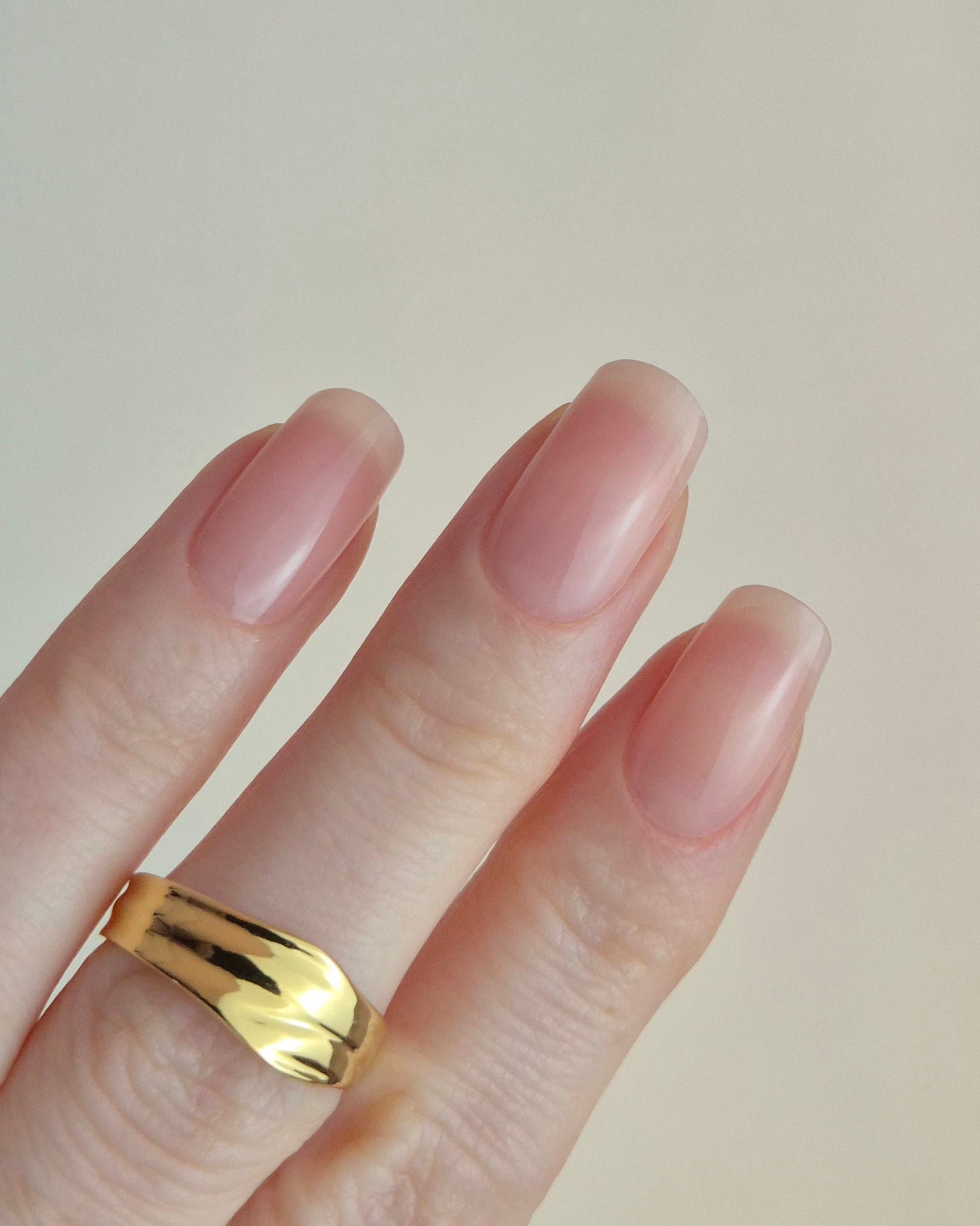 Transparente Soft Nude UV-Nagelfolie mit leichtem Rosé-Schimmer auf Naturnägeln, natürlicher Nude-Look, gepflegte kurze bis mittellange Nägel