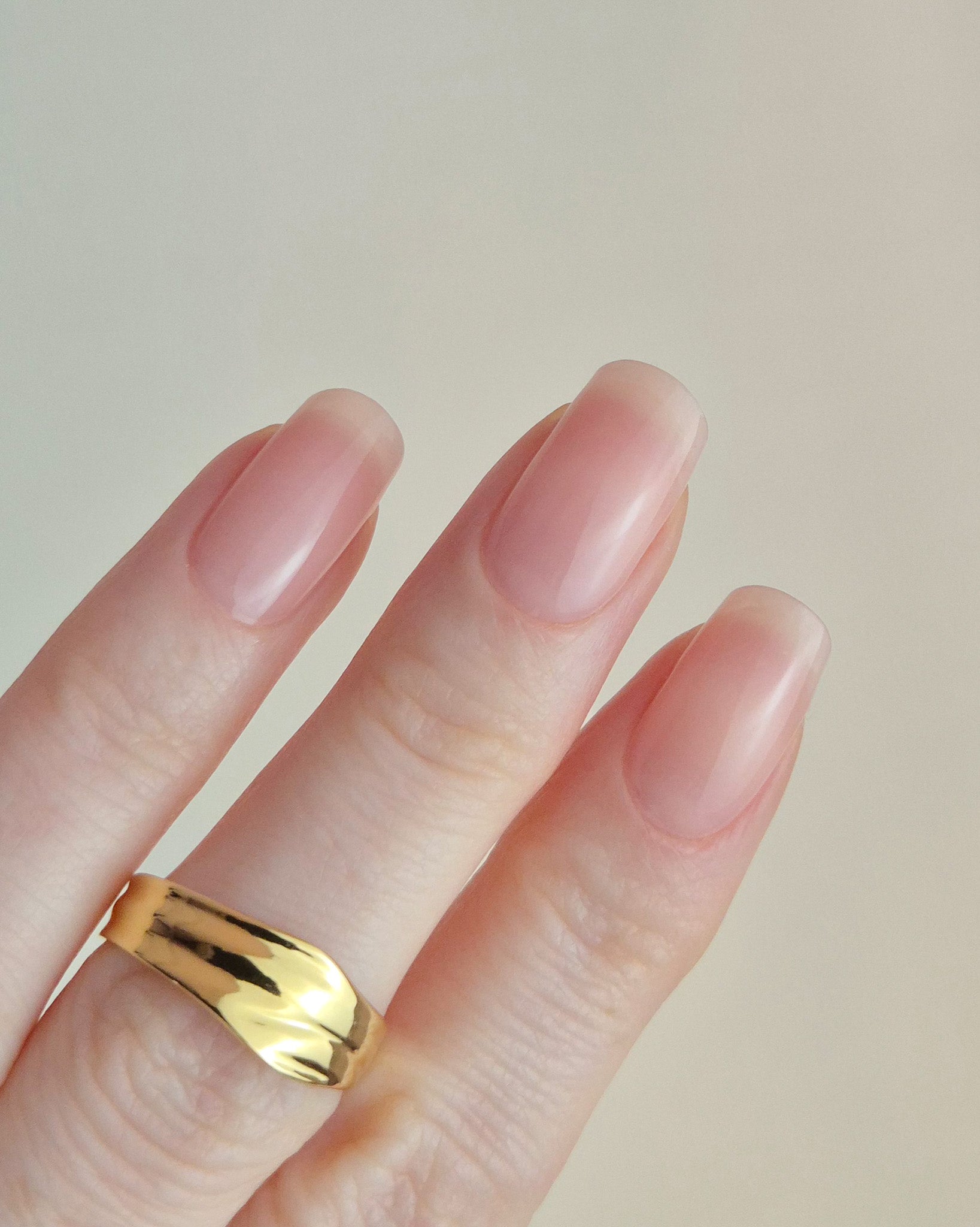 Transparente Soft Nude UV-Nagelfolie mit leichtem Rosé-Schimmer auf Naturnägeln, natürlicher Nude-Look, gepflegte kurze bis mittellange Nägel