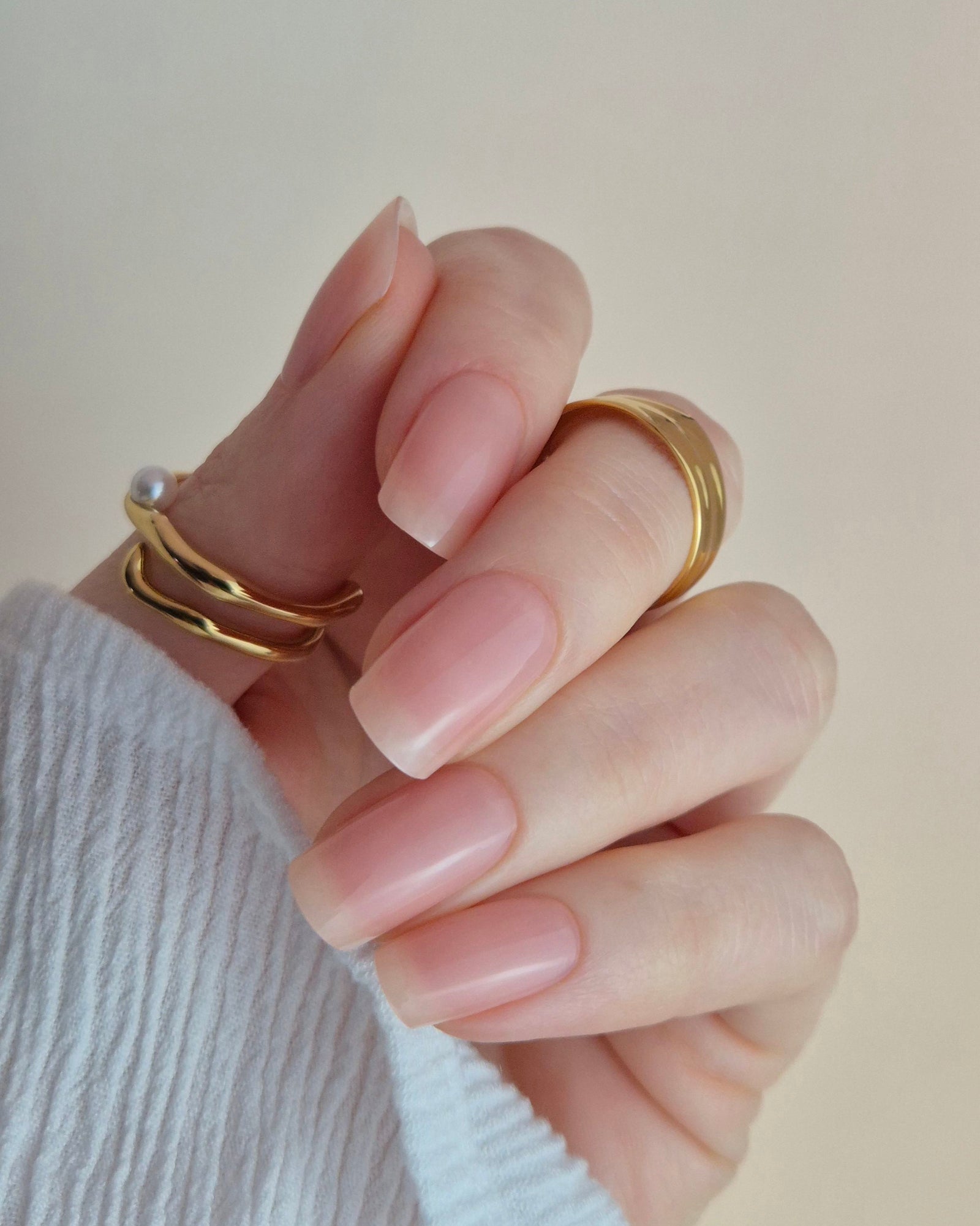 Transparente Soft Nude UV-Nagelfolie mit leichtem Rosé-Schimmer auf Naturnägeln, natürlicher Nude-Look, gepflegte kurze bis mittellange Nägel