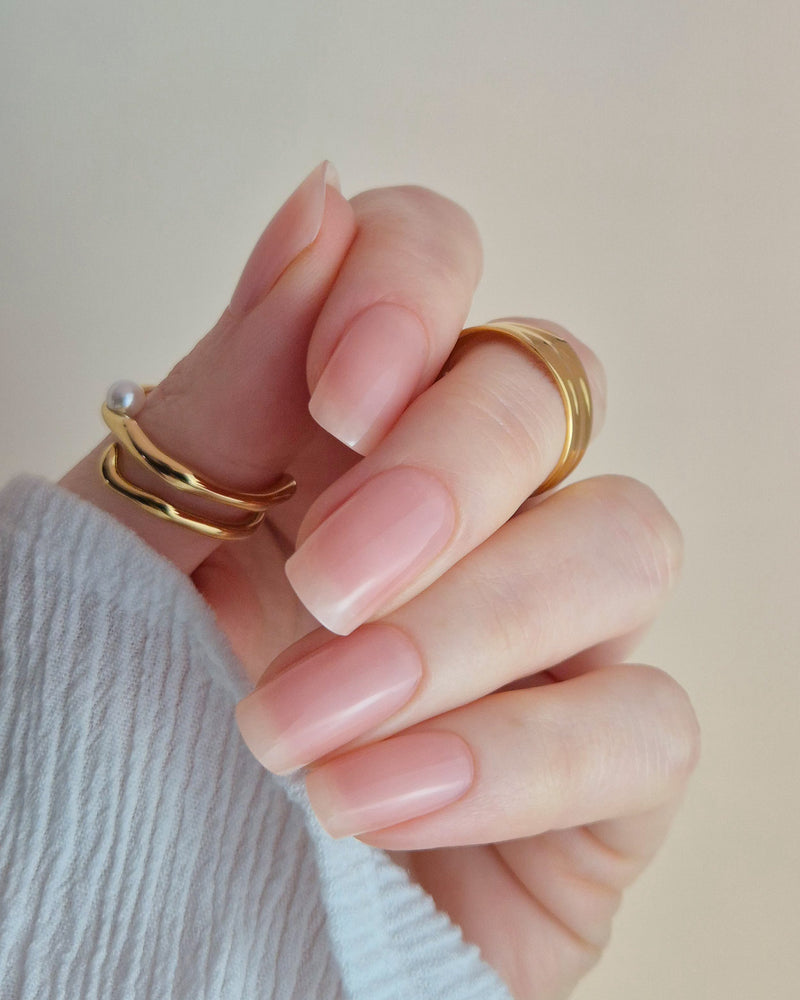 Transparente Soft Nude UV-Nagelfolie mit leichtem Rosé-Schimmer auf Naturnägeln, natürlicher Nude-Look, gepflegte kurze bis mittellange Nägel