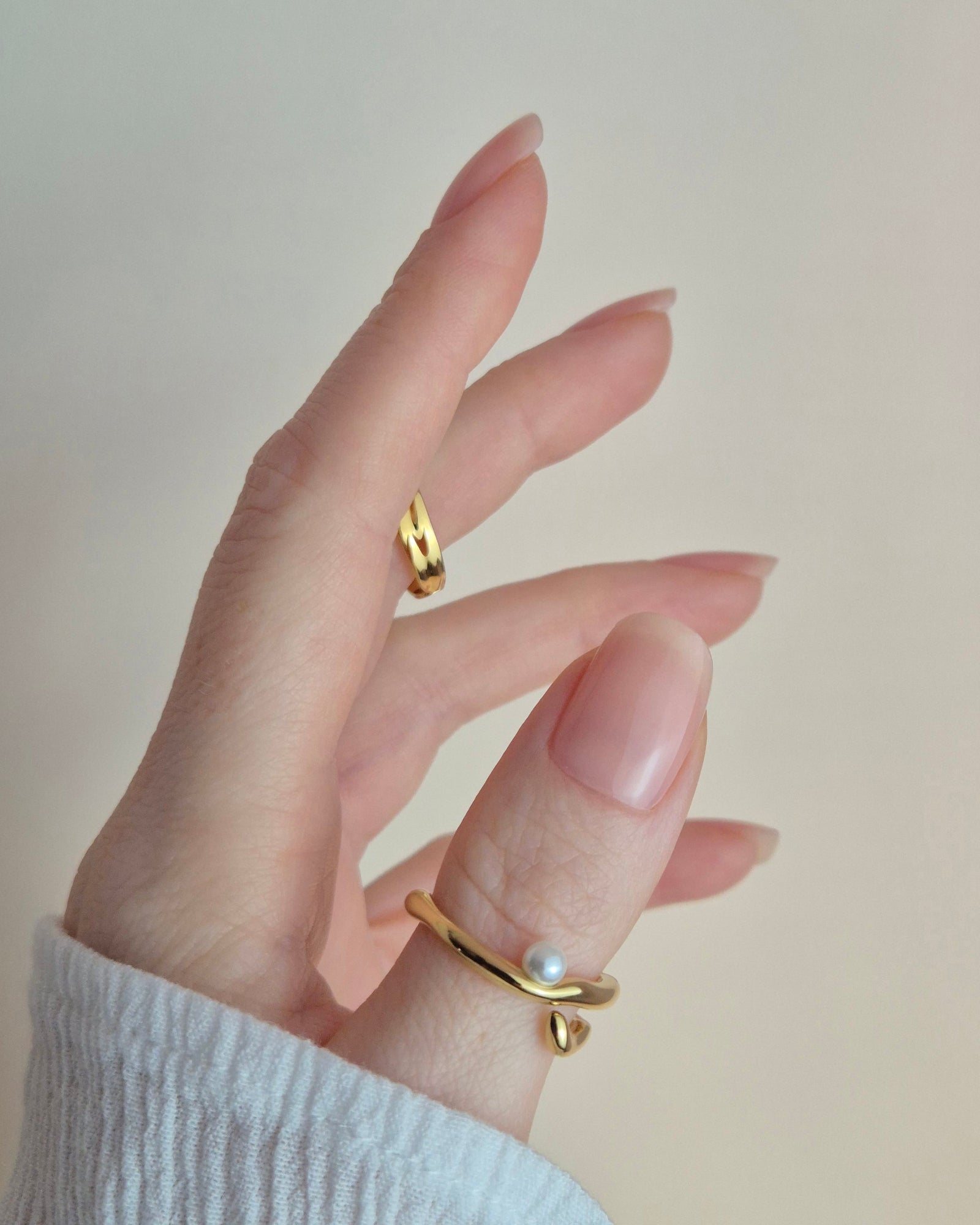 Transparente Soft Nude UV-Nagelfolie mit leichtem Rosé-Schimmer auf Naturnägeln, natürlicher Nude-Look, gepflegte kurze bis mittellange Nägel