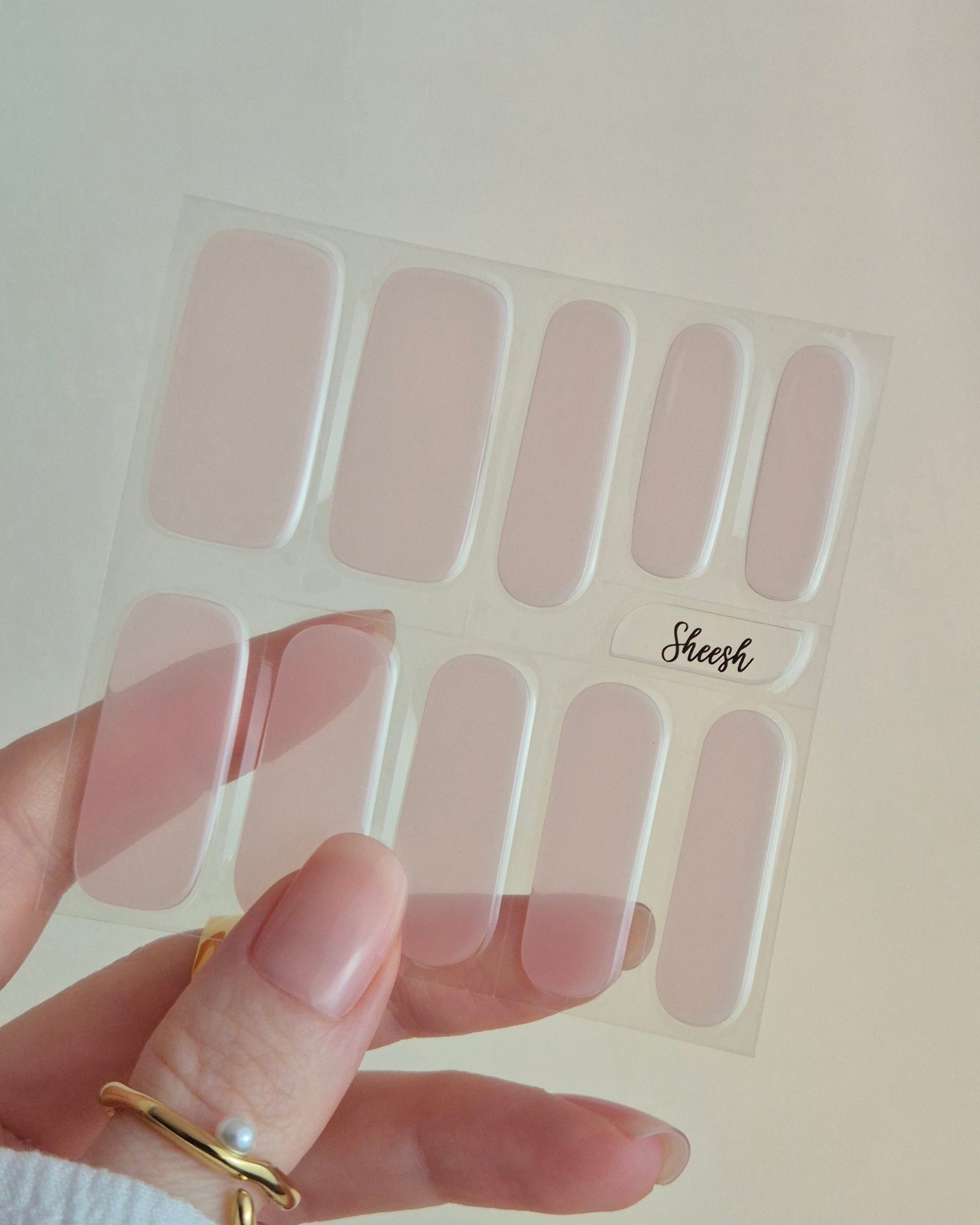 Transparente Soft Nude UV-Nagelfolie mit leichtem Rosé-Schimmer auf Naturnägeln, natürlicher Nude-Look, gepflegte kurze bis mittellange Nägel