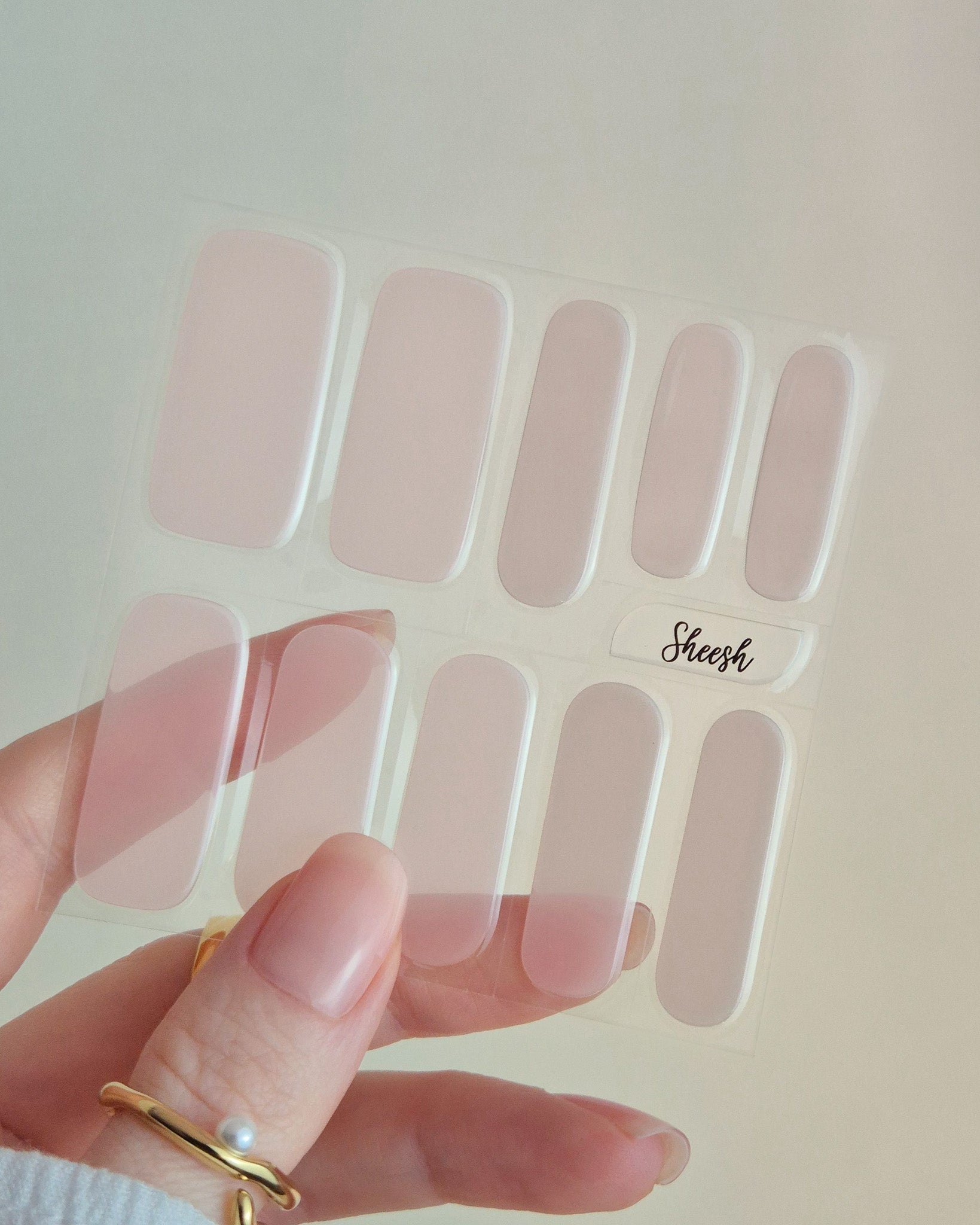 Transparente Soft Nude UV-Nagelfolie mit leichtem Rosé-Schimmer auf Naturnägeln, natürlicher Nude-Look, gepflegte kurze bis mittellange Nägel