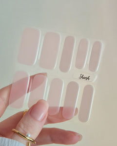 Transparente Soft Nude UV-Nagelfolie mit leichtem Rosé-Schimmer auf Naturnägeln, natürlicher Nude-Look, gepflegte kurze bis mittellange Nägel