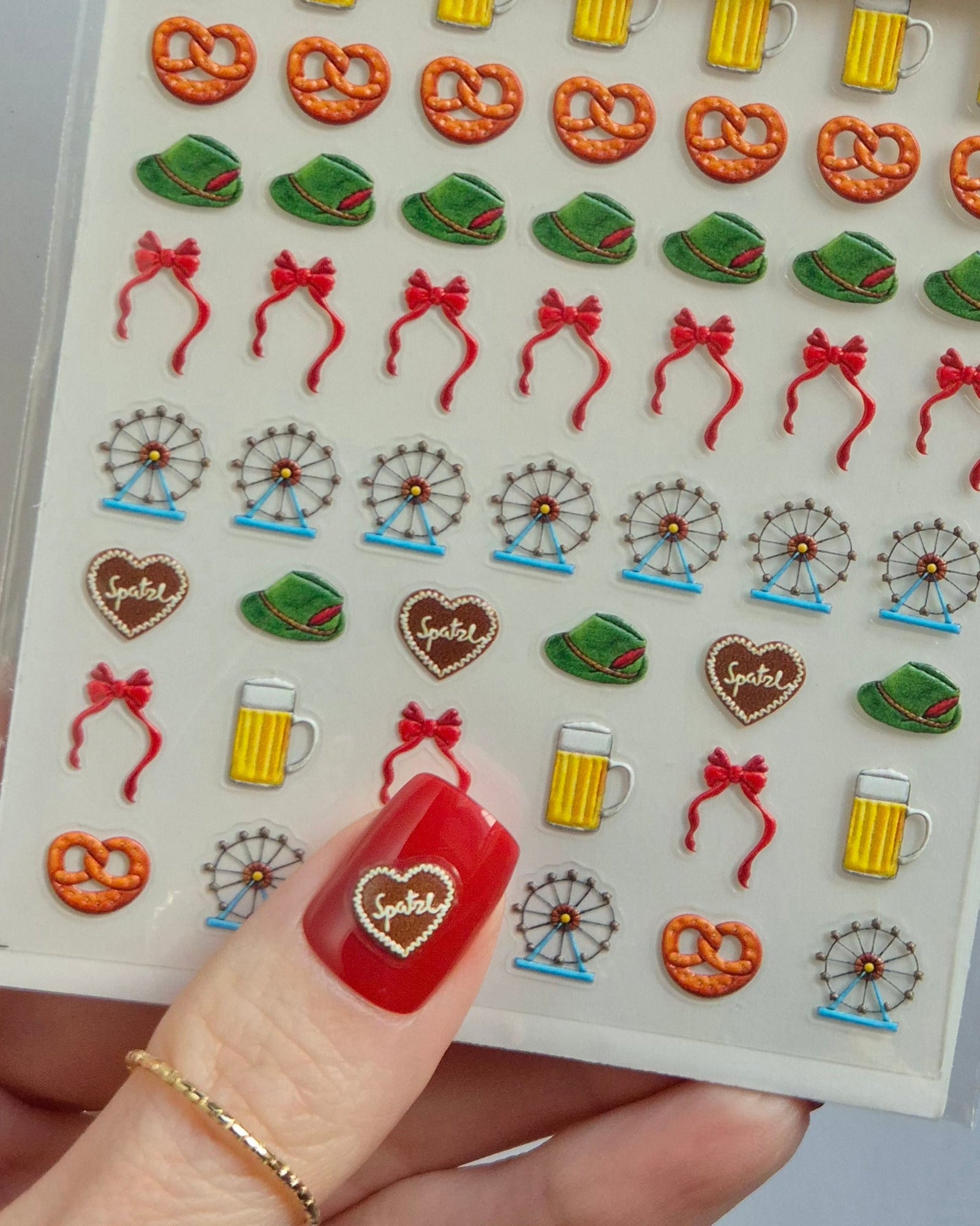 Sheesh Nails Wiesen-Sticker – Nagelsticker mit Wiesn-Motiven wie Brezn, Maßkrug, Lebkuchenherz und Schleifen, perfekte 3D-Nailart-Dekoration für Oktoberfest-Designs und festliche Maniküren