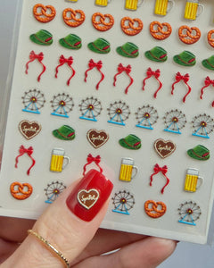 Sheesh Nails Wiesen-Sticker – Nagelsticker mit Wiesn-Motiven wie Brezn, Maßkrug, Lebkuchenherz und Schleifen, perfekte 3D-Nailart-Dekoration für Oktoberfest-Designs und festliche Maniküren