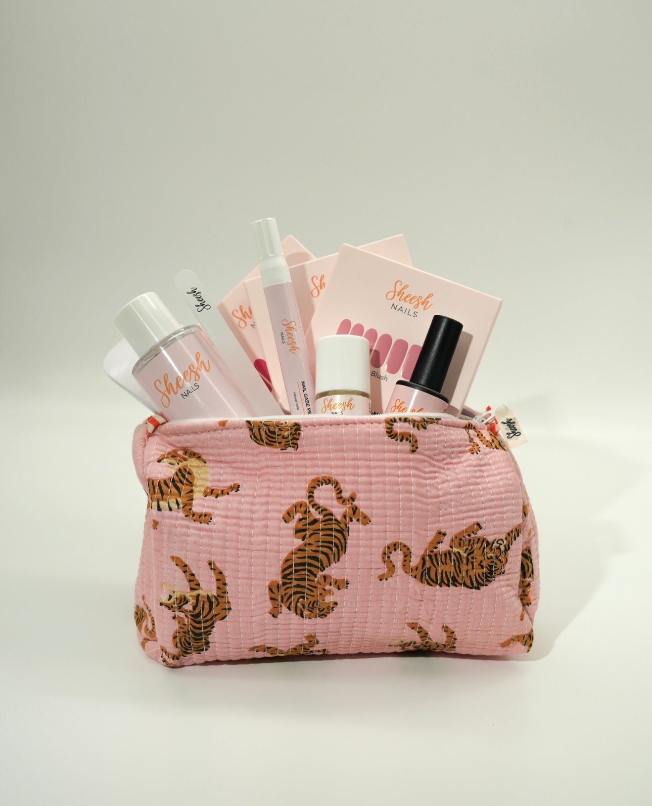 Sheesh Nails Beauty-Set in rosafarbener Stofftasche mit Tigermuster – UV-Nagelfolien, Cleaner und Zubehör für die perfekte Maniküre zuhause in Salonqualität.