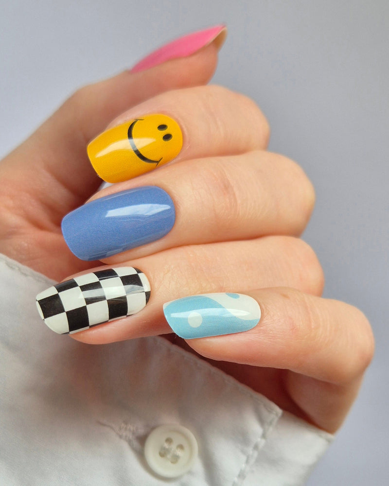 Sheesh Nails – TipTok – bunte Nagelfolien im Retro-Design mit fröhlichen Smileys, Karomuster und sanften Blautönen. Perfekte Passform und starker Halt für kreative, verspielte Maniküren im Trendstil der 2000er.