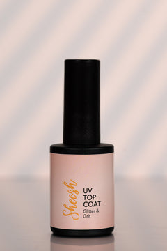 Sheesh Nails – Glitter & Grit Top Coat – glänzender Überlack mit feinen Glitzerpartikeln für extra Strahlkraft und langanhaltenden Schutz. Verleiht jeder Maniküre ein schimmerndes Finish und versiegelt Sheesh Nails Nagelfolien dauerhaft. Ideal für funkelnde Nail-Looks, Partys und besondere Anlässe.