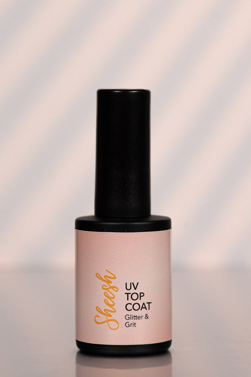 Sheesh Nails – Glitter & Grit Top Coat – glänzender Überlack mit feinen Glitzerpartikeln für extra Strahlkraft und langanhaltenden Schutz. Verleiht jeder Maniküre ein schimmerndes Finish und versiegelt Sheesh Nails Nagelfolien dauerhaft. Ideal für funkelnde Nail-Looks, Partys und besondere Anlässe.