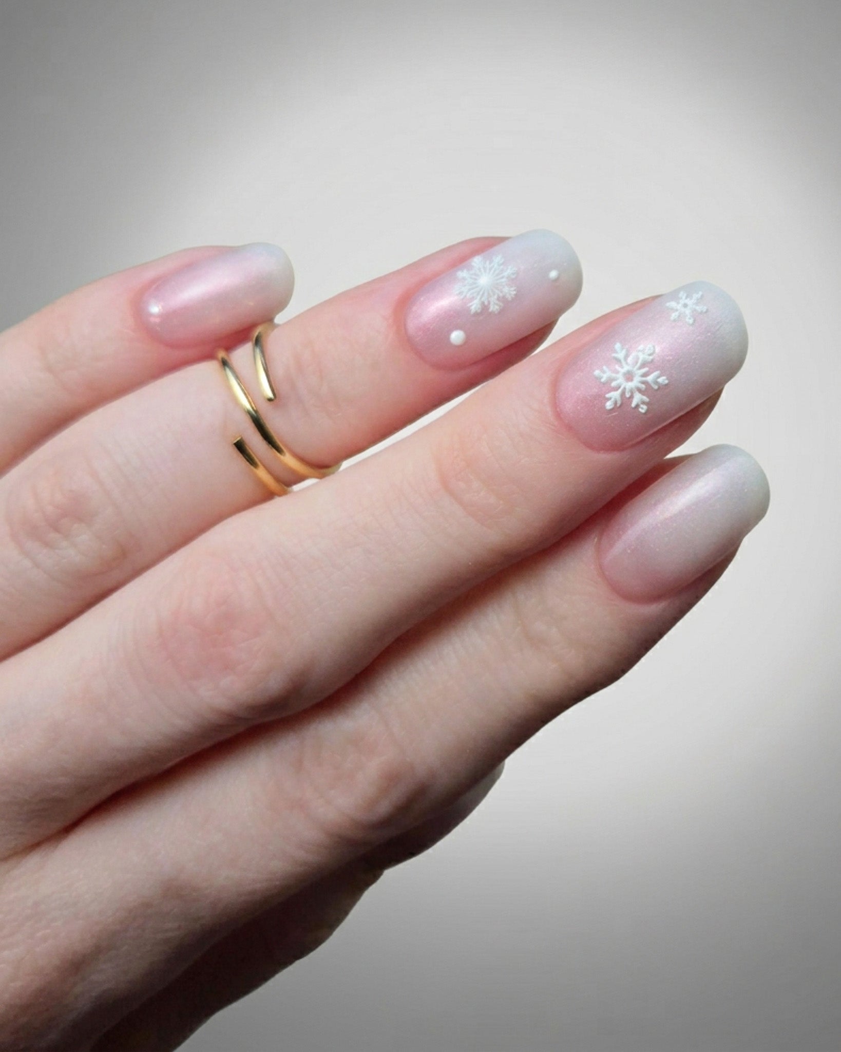 Glänzend versiegelte Nägel nach Anwendung des SHEESH Nails UV Top Coats auf einer Hand vor hellem Hintergrund