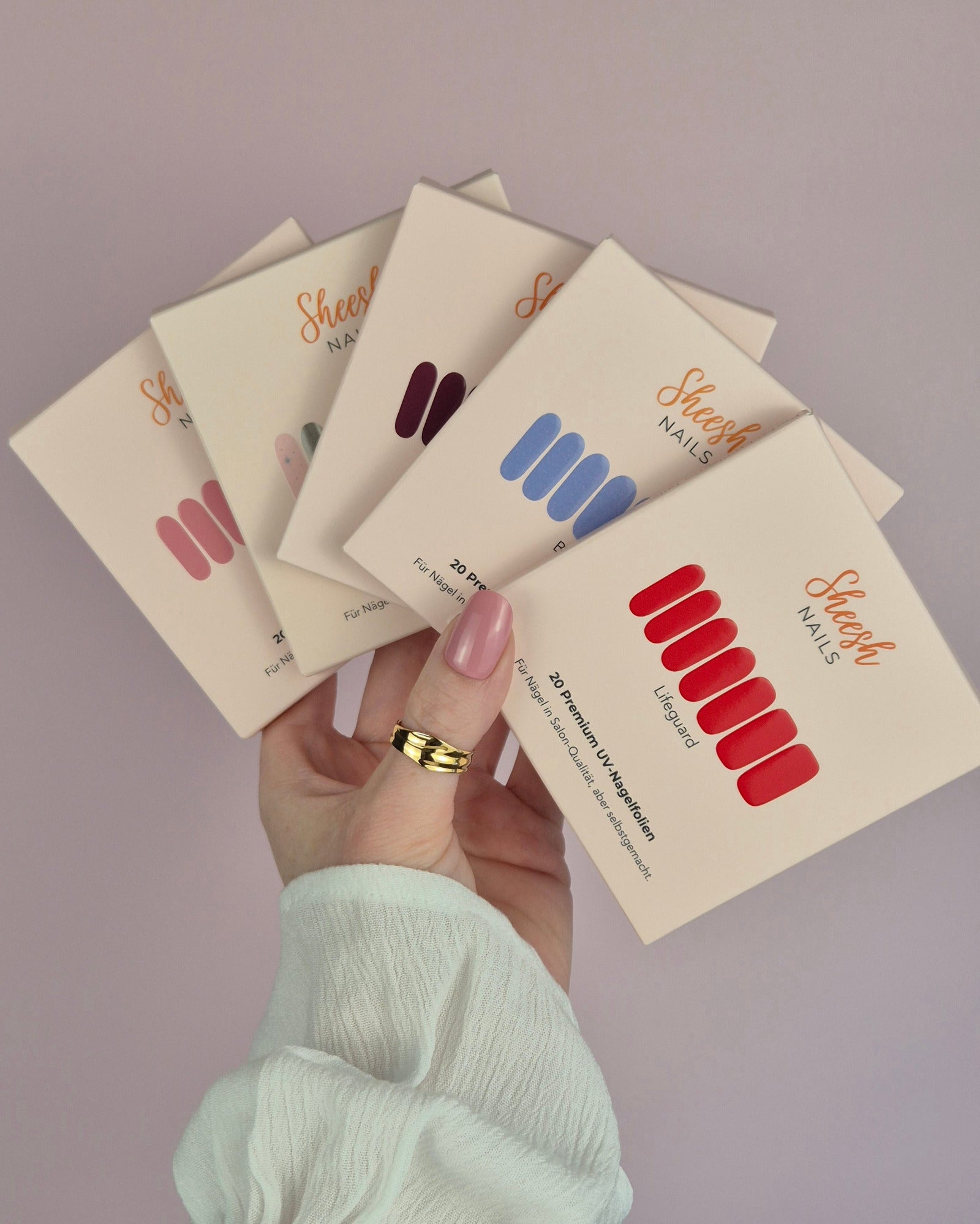 Sheesh Nails – 5er Set – stilvolles Set mit fünf unterschiedlichen Nagelfolien-Designs in hochwertigen Verpackungen. Perfekt zum Verschenken oder für vielseitige Maniküre-Looks von elegant bis auffällig. Ideal für Nagelfolien-Liebhaberinnen mit Sinn für Abwechslung und Stil.